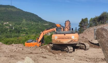Kastamonu'da Cide-İnebolu kara yolu heyelan nedeniyle ulaşıma kapandı