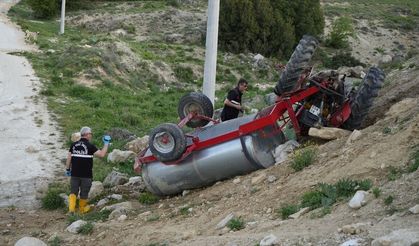 Burdur'da şarampole devrilen traktörün sürücüsü hayatını kaybetti