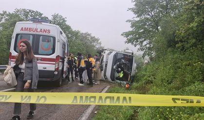 Sinop'ta öğrencileri taşıyan otobüs ile otomobilin çarpışması sonucu 28 kişi yaralandı