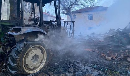 Düzce'de çıkan yangında 2 katlı ev, ahır ve traktör yandı