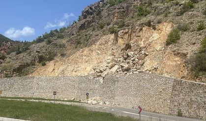 Gümüşhane'de heyelan nedeniyle mahalle yolu ulaşıma kapatıldı