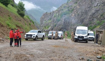 Hakkari'de derede kaybolan genci arama çalışmaları sürüyor