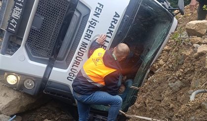 Trabzon'da kontrolden çıkan kamyonet şarampole yuvarlandı