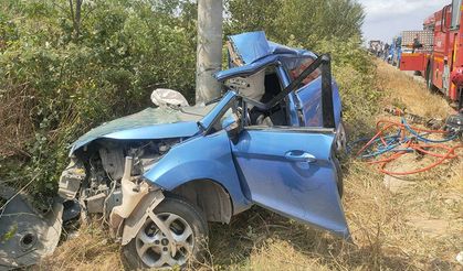 Sakarya'da otomobilin direğe çarptığı kazada 2 çocuk hayatını kaybetti