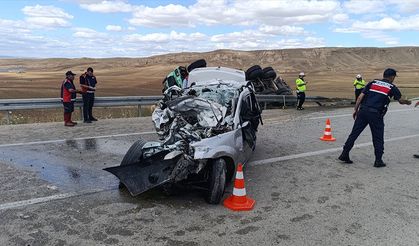 Otomobil ile kamyonun çarpıştığı kazada 3 kişi hayatını kaybetti