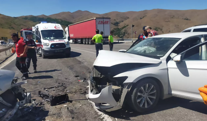 Erzincan'da trafik kazası: 3 ölü, 6 yaralı var