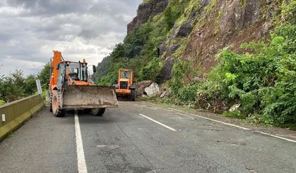 Artvin'de heyelan, Karadeniz Sahil Yolunda aksama yaşandı