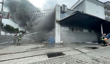 Trabzon'da alışveriş merkezinde çıkan yangına müdahale ediliyor