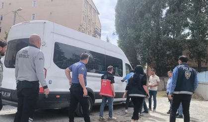Kars'ta çocukları koruma altına alınan aile, polislere taşlı saldırıda bulundu