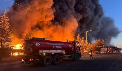 Niğde'de ambalaj fabrikasında çıkan yangına müdahale ediliyor