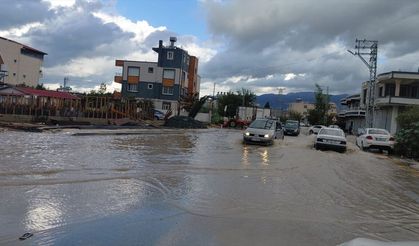 Hatay'da sağanak ve şiddetli rüzgar etkili oldu