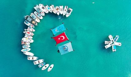 Samsun'da teknelerle denizde ay yıldız oluşturuldu