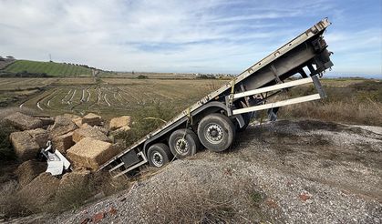 Çanakkale'de şarampole devrilen tırın sürücüsü hayatını kaybetti