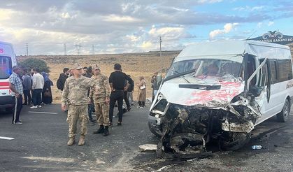 Van'da öğrenci servisi ile tırın çarpışması sonucu 11 öğrenci yaralandı