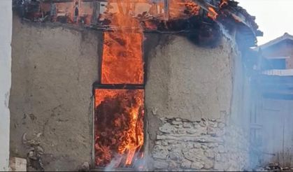 Tokat’ta çıkan yangında ev ve samanlık küle döndü