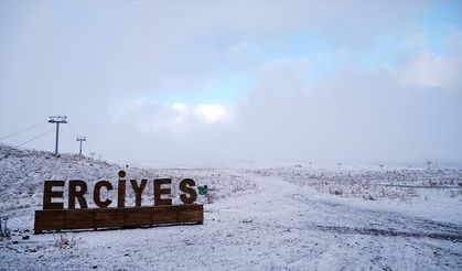 İç Anadolu'nun zirvesi Erciyes Dağı'na kar yağdı