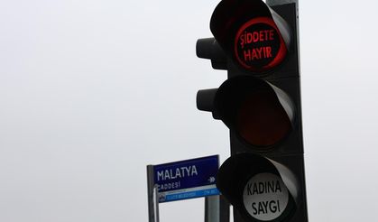 Elazığ'da trafik ışıklarında 'şiddete hayır' mesajı