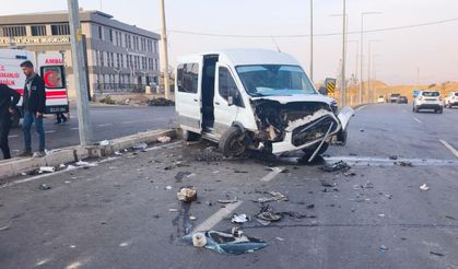 Şırnak'ta minibüs ve hafif ticari araç çarpıştı: 19 yaralı