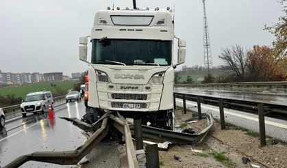 Edirne'de tır bariyere saplandı
