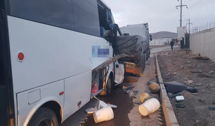 Kayseri'de işçi midibüsü tıra çarptı