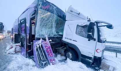 Kars'ta yolcu otobüsü kargo kamyonuna çarptı: 9 yaralı
