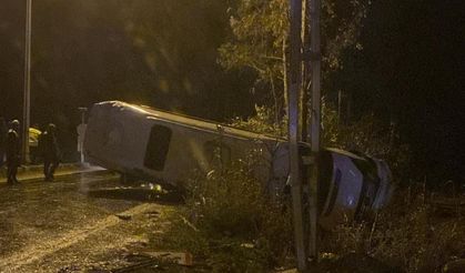 Adana'da işçileri taşıyan minibüs devrildi: 13 yaralı