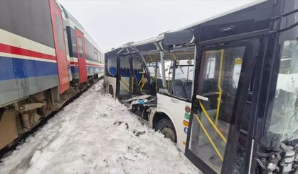 Diyarbakır'da facianın eşiğinden dönüldü! Yolcu treni, belediye otobüsüne çarptı