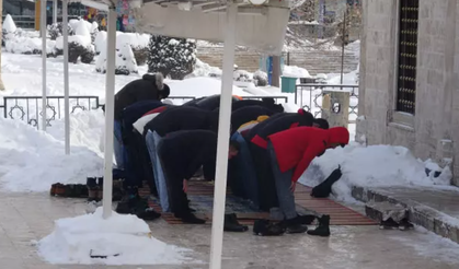 “Hava isterse -30 derece olsun” dediler cuma namazını dışarıda kıldılar