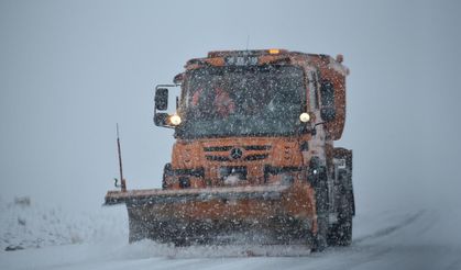 Kars-Göle kara yolu kar ve tipi nedeniyle tır geçişine kapatıldı