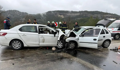 Burdur'da feci kaza! İki otomobil çarpıştı, 7 ölü var