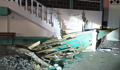 Manisa'yı fırtına vurdu: Minarenin külahı devrildi, çatılar uçtu