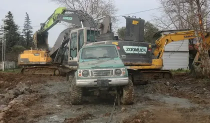 Sapanca'da fıkra gibi olay: Kurtarmaya gelen iş makineleri de bataklığa saplandı