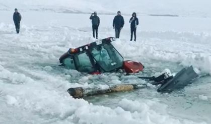 Çıldır Gölü'nde buz kırıldı, traktör suya gömüldü