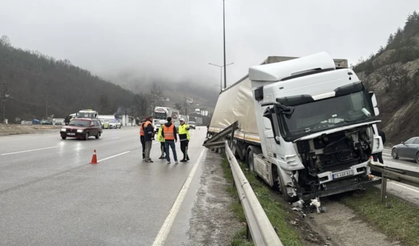 Samsun’da sürücüsüz hareket eden tır, refüje çıktı