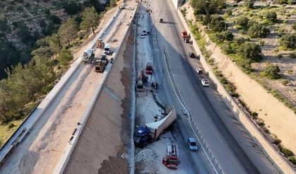 Freni boşalan tır yapımı süren kaçış rampasına çarptı: 1 ölü