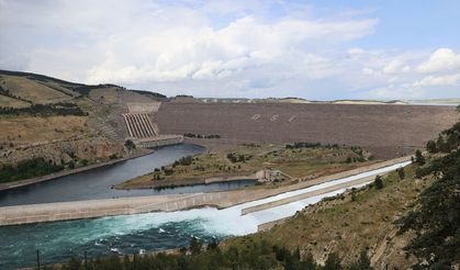 Atatürk Barajı'nda tahliye kapakları 7 yıl sonra açıldı