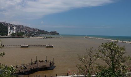 Zonguldak'ta derelerden taşınan çamurlu su denizin rengini değiştirdi