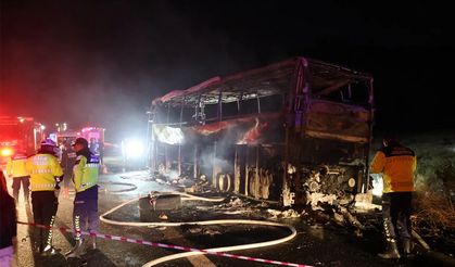 Denizli'de feci kaza! Bariyere çarpıp yanan otobüste 1'i bebek 8 kişi can verdi