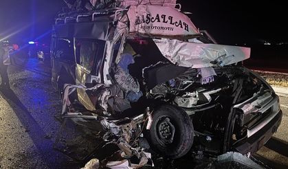Aksaray'da minibüs ile tır çarpıştı: 12 yaralı
