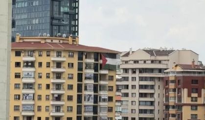 Trump'ın kalacağı otelin karşısına Filistin bayrağı asıldı