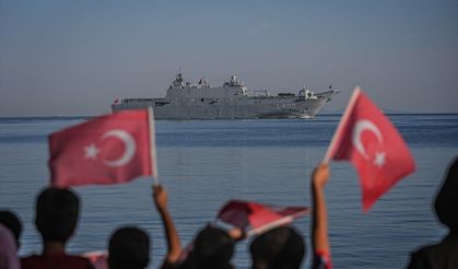 TCG Anadolu ile TCG Heybeliada'dan, Yalova'da selamlama geçişi
