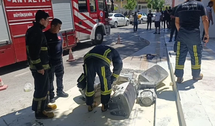 Antalya'da cezaya kızıp ses sistemini belediye önünde yakan şüpheli tutuklandı
