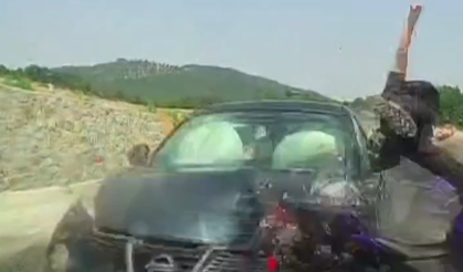 Kütahya'da otomobil, motosiklete çarptı: Kaza anı kamerada