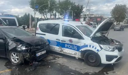 Polis aracı ile otomobil çarpıştı: 2'si polis, 5 yaralı