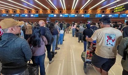 Endonezya'da yanardağ patladı, 2 bin 300'den fazla uçuş iptal edildi