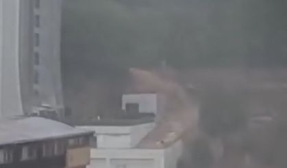 İstanbul'da selin geliş anı kamerada! Önüne kattığı her şeyi sürükledi