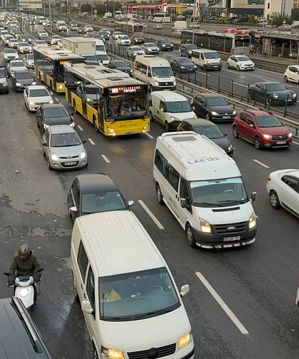 Fırtına ve sağanak sonrası İstanbul'da trafik yoğunluğu!