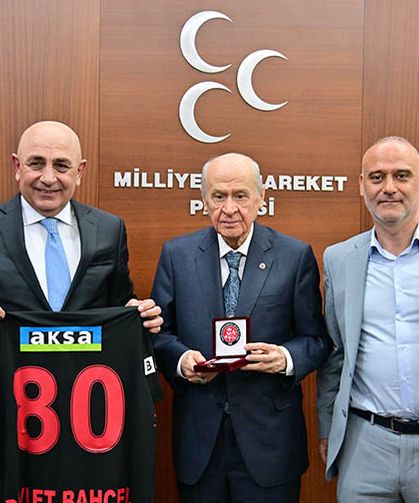 Fatih Karagümrük Spor Kulübü, Devlet Bahçeli'ye onursal üyelik beratı takdim etti