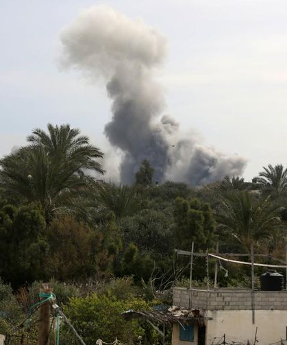 İsrail'in topçu atışları sonucu Refah'taki belediye binasında yangın çıktı