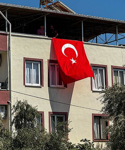 Batı Şeria'da İsrail askerlerince öldürülen Ayşenur Ezgi Eygi'nin Didim'deki dede evine Türk bayrakları asıldı